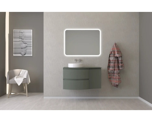 Modernes Badezimmer mit Waschtischunterschrank, Spiegel mit Beleuchtung, Stuhl und Dekoration