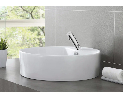 Keramik-Aufsatzwaschbecken mit Armatur in einem Badezimmer.