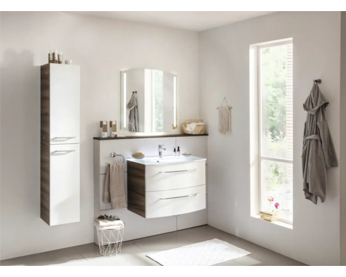 Modernes Badezimmer mit Waschtisch, Spiegelschrank, Hochschrank und Fenster für eine helle Atmosphäre