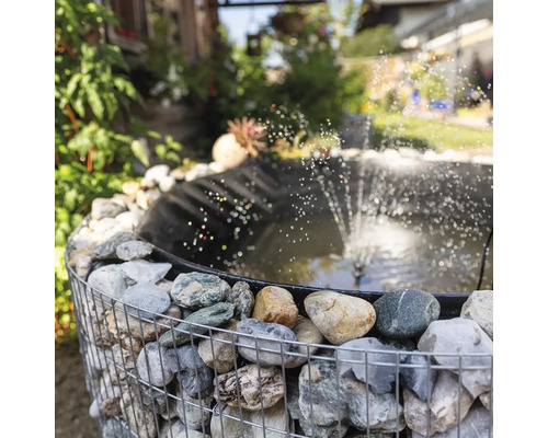 Bassin de jardin avec bordure en gabion et jeux d''eau