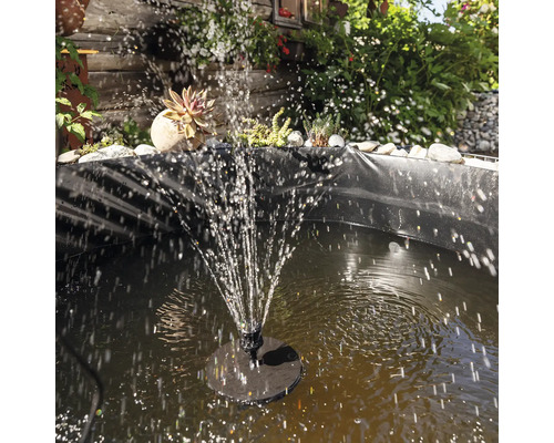 Pompe de bassin solaire dans un bassin de jardin avec fonction de pulvérisation d''eau