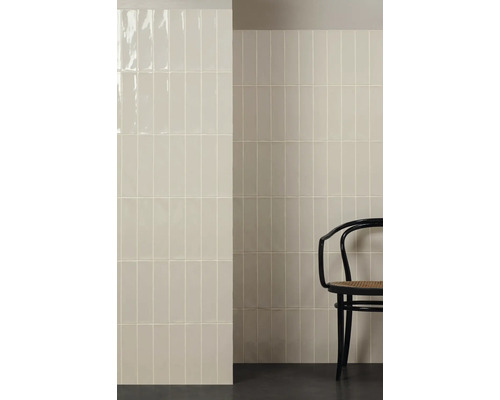 Wandgestaltung mit schmalen, länglichen Fliesen und einem Stuhl