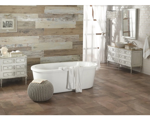 Salle de bain lumineuse avec baignoire, commode et revêtement mural en bois