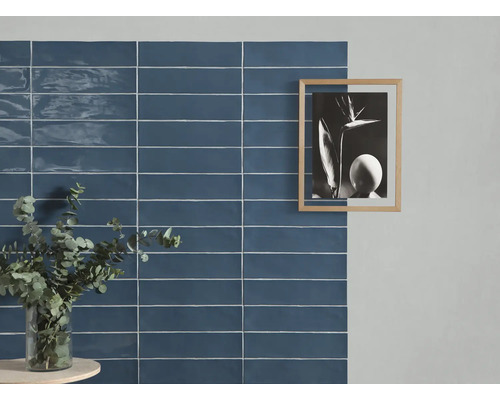 Wandgestaltung mit blauen Fliesen in horizontaler Anordnung