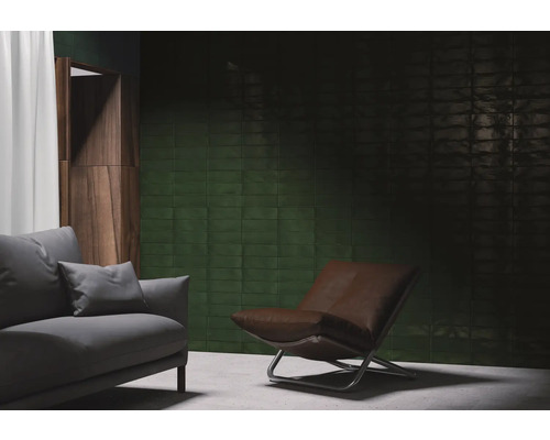 Wohnzimmer mit Sofa, Sessel und Wandfliesen