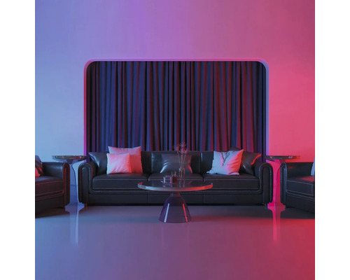 Salon avec canapé en cuir, fauteuils et rideau