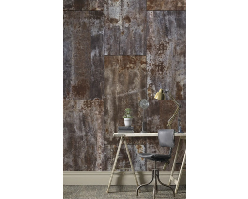 Un bureau avec un mur de panneaux d''aspect rouille, un bureau, une chaise et une lampe.