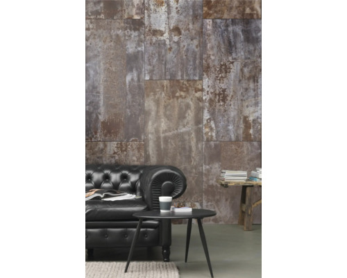 Salon avec panneaux muraux décoratifs à l''aspect métallique, canapé en cuir et table d''appoint