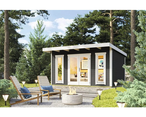 Gartenhaus Outdoor Life Sicily 1 inkl. Fussboden 430 x 440 cm carbongrau Gartenszene mit Holzgartenhaus, zwei Liegestühlen, Feuerstelle und Aussenbeleuchtung in einem Garten