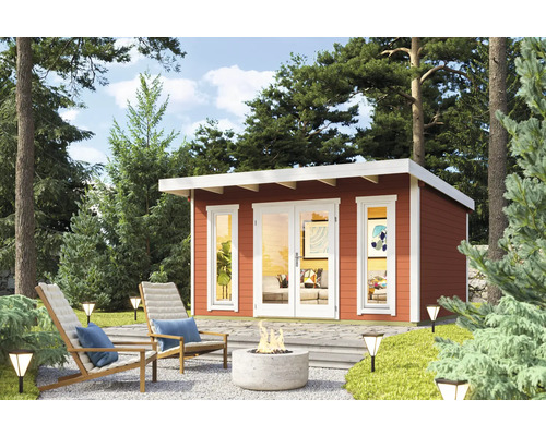 Gartenhaus Outdoor Life Sicily 1 inkl. Fussboden 430 x 440 cm schwedenrot Gartenhaus mit Terrassenbereich, Feuerstelle, Gartenstühlen und Beleuchtung in einer Gartenszene.