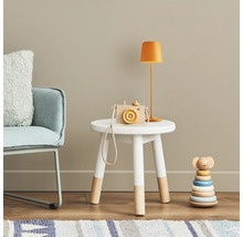 Kinderzimmer Szene mit Stuhl, Hocker, Lampe und Holzspielzeug