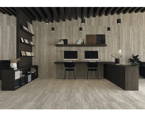 Modernes Büro mit Fliesenboden, Arbeitsbereich mit Computern und Regalen