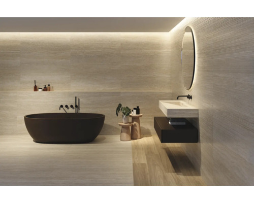 Modernes Badezimmer mit freistehender Badewanne, Waschtisch und Spiegel