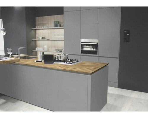 Moderne Küche mit Kochinsel, Spüle, Kochfeld und eingebautem Ofen.