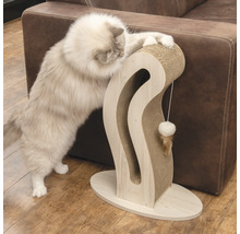 Chat sur un arbre à chat en bois et carton avec jouet