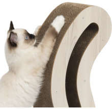 Chat grattant un arbre à chat en carton avec un cadre en bois