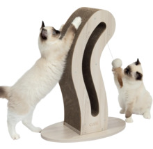 Chats jouant avec un arbre à chat avec cadre en bois et surface à gratter en carton