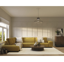 Wohnzimmer mit Ecksofa, Couchtisch und Teppich