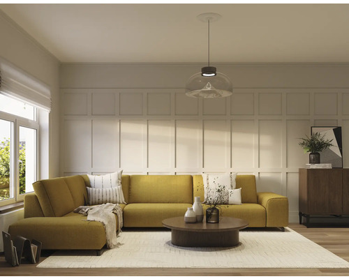 Wohnzimmer mit Ecksofa, Couchtisch und Teppich