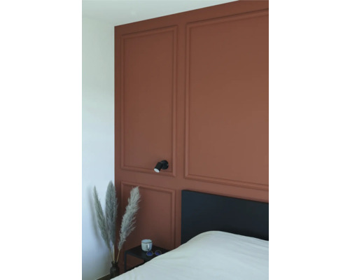 Chambre à coucher avec panneaux muraux, lit, table de chevet et applique murale