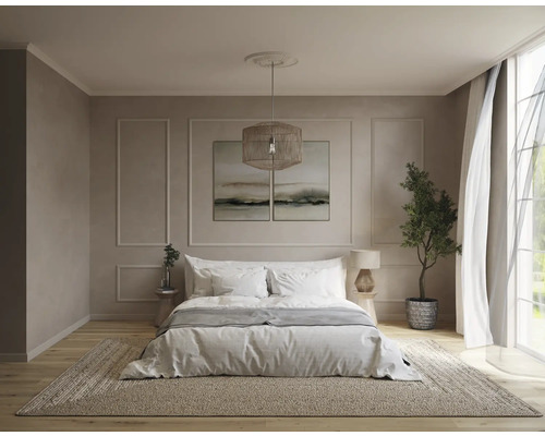 Chambre claire avec lit double, tapis et décorations