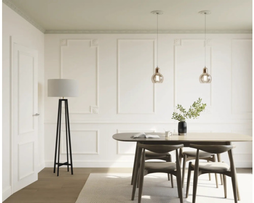 Salle à manger lumineuse avec table à manger, chaises, lampadaire et suspensions