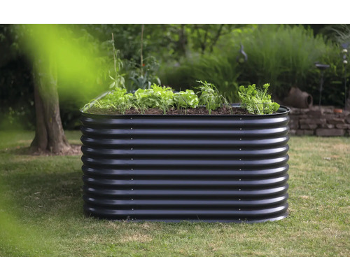 Hochbeet aus Metall im Garten mit angepflanztem Gemüse