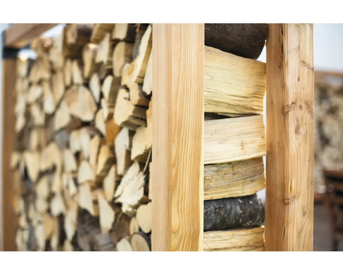 Bois de chauffage empilé dans un support en bois