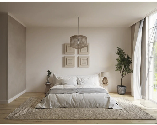 Chambre lumineuse avec lit, tapis, lampe et plante d''intérieur