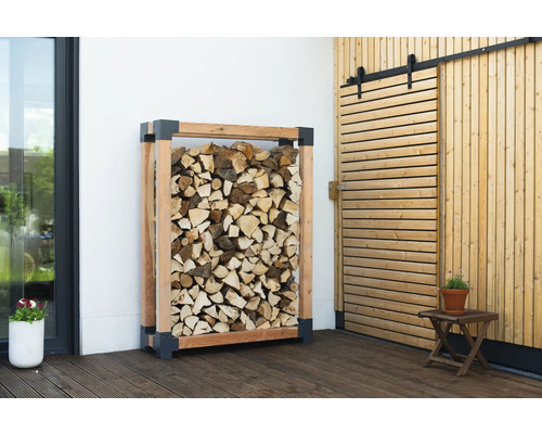 Étagère de stockage de bois en bois remplie de bois de chauffage sur une terrasse