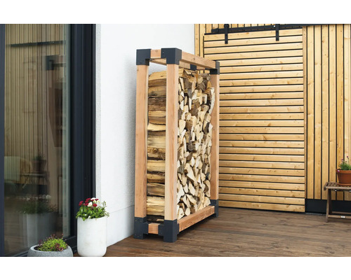 Stockage de bois en bois avec bois de chauffage sur une terrasse