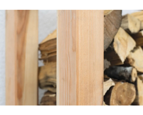 Stockage de bois avec bûches et cadre en bois