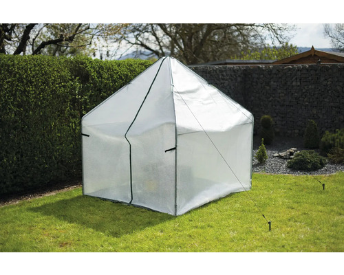 Kleingewächshaus aus Kunststoff im Garten