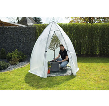 Scène de jardin avec tunnel en plastique pour protéger les plantes dans le jardin.