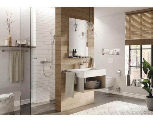 Salle de bain moderne avec douche, lavabo, miroir et stores en bois pour une ambiance claire et conviviale.