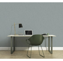 Arbeitszimmer mit Schreibtisch, Stuhl, Lampe und Laptop vor einer Tapete