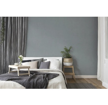 Schlafzimmer mit Bett, Bettwäsche, Kissen, Vorhängen und Dekoration