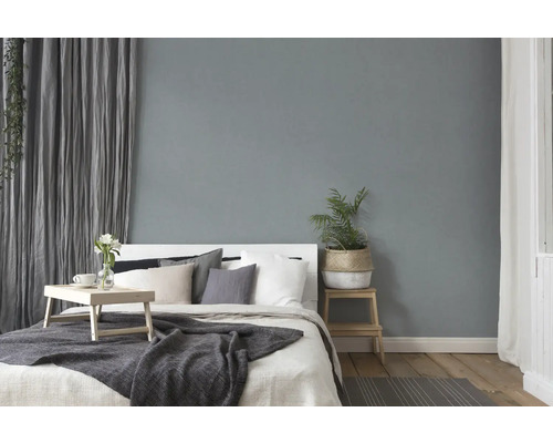 Schlafzimmer mit Bett, Bettwäsche, Kissen, Vorhängen und Dekoration