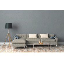 Wohnzimmer mit Ecksofa, Stehlampe und Couchtisch