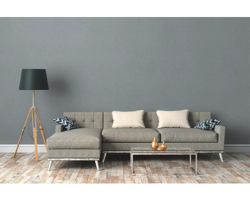 Wohnzimmer mit Ecksofa, Stehlampe und Couchtisch