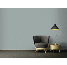 Wohnzimmer-Szene mit Sessel, Beistelltisch und Hängelampe