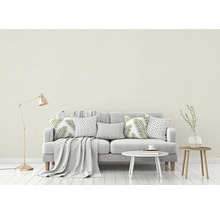 Wohnzimmer mit Sofa, Kissen, Decke, Tisch und Stehlampe