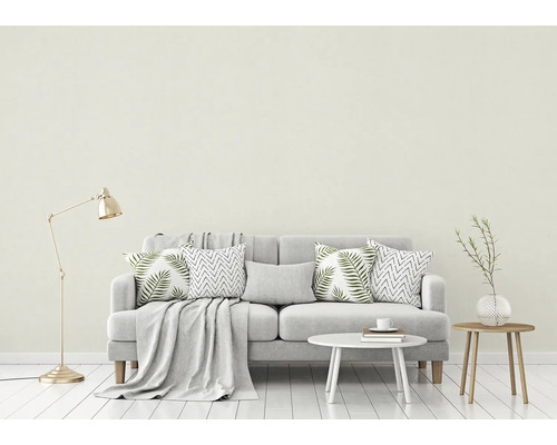 Wohnzimmer mit Sofa, Kissen, Decke, Tisch und Stehlampe