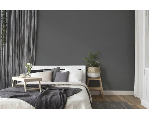 Schlafzimmer mit Bett, Nachttisch und Vorhängen für eine gemütliche Atmosphäre