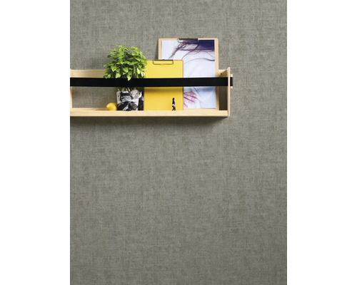 Étagère murale en bois avec plante et matériel de bureau