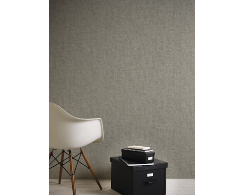 Gros plan d''un papier peint texturé dans une pièce avec une chaise et des boîtes de rangement.