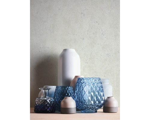 Verschiedene Vasen aus Glas und Keramik in einer Raumdekoration