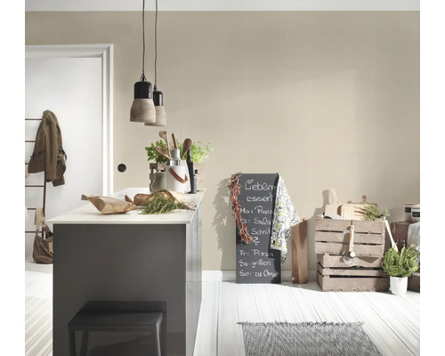 Cuisine claire avec îlot de cuisine, tableau noir et caisses en bois