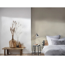 Chambre confortable avec décorations, lampe et lit