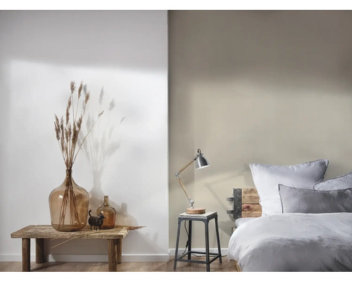 Chambre confortable avec décorations, lampe et lit